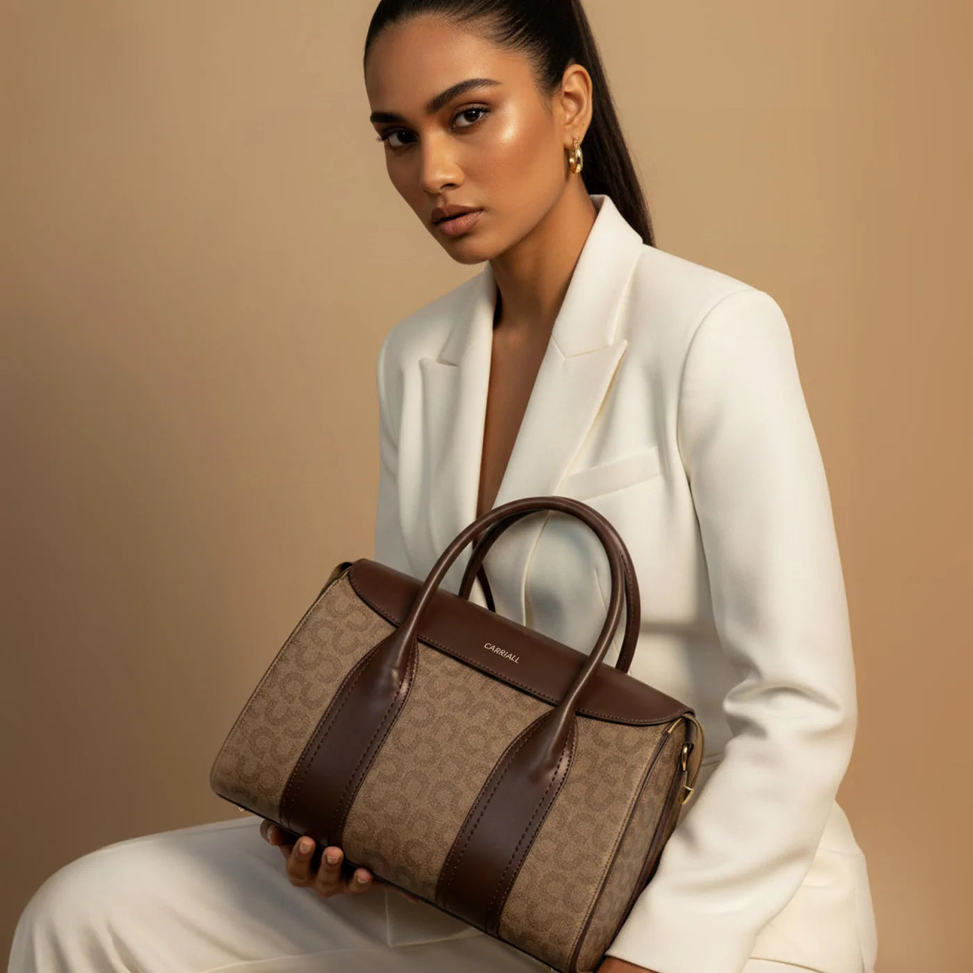 Stylish and modern handbag with printed leather finish 